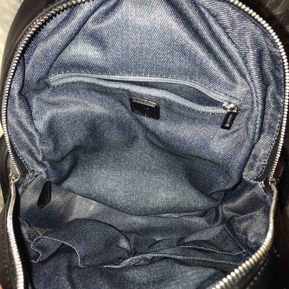 G BY GUESS HANDBAG/ BACKPACK $25 IN A BUNDLE 😊 - Picture 3 of 3